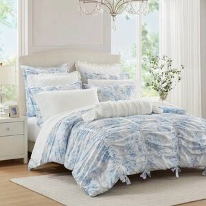 Luxurious Blue and White Full/ Queen Comforter